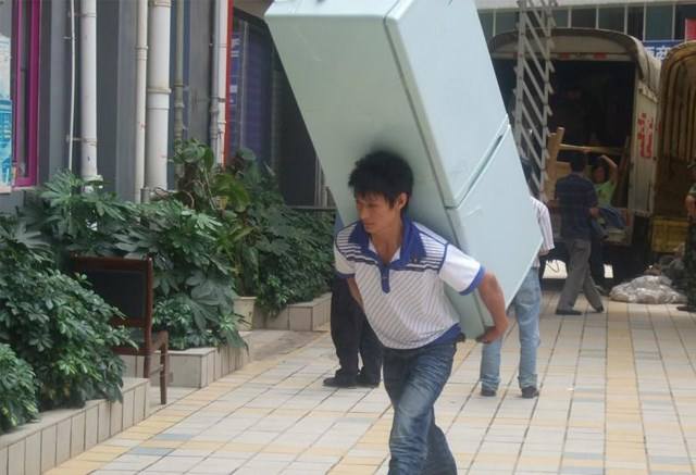 面对持续高温,北京搬运工却迎难而上 面对持续高温,北京搬运工却迎难而上